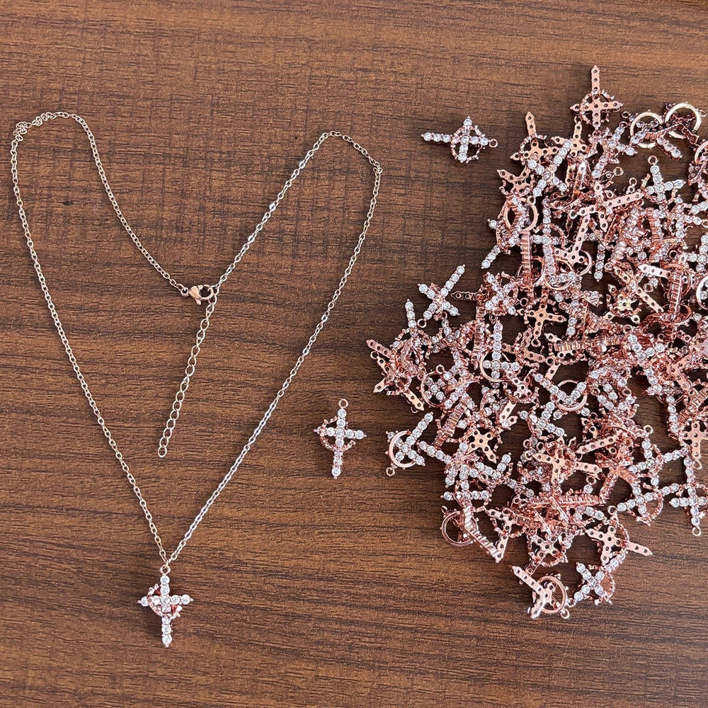 Ava | Collier doré de luxe avec croix en zirconium ✨