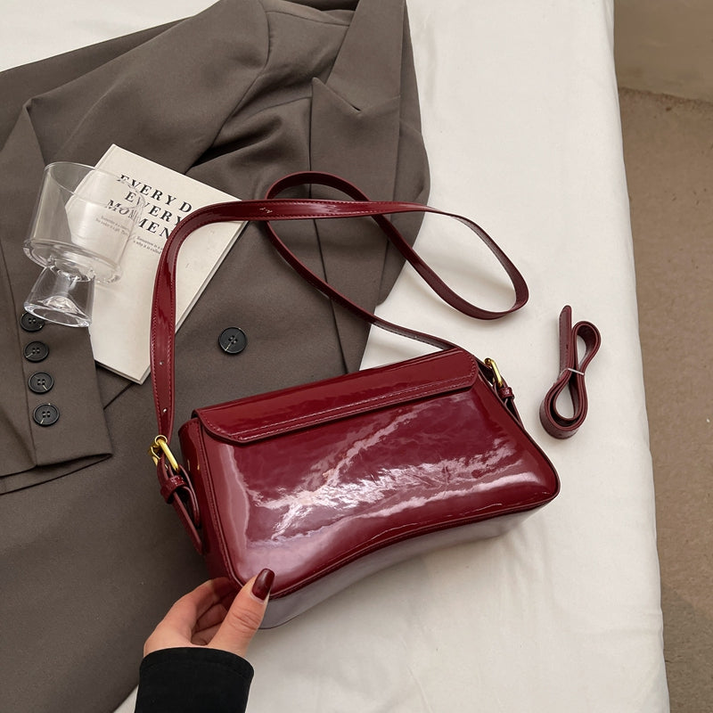 Tira | Sac épaule brillant avec design ondulé
