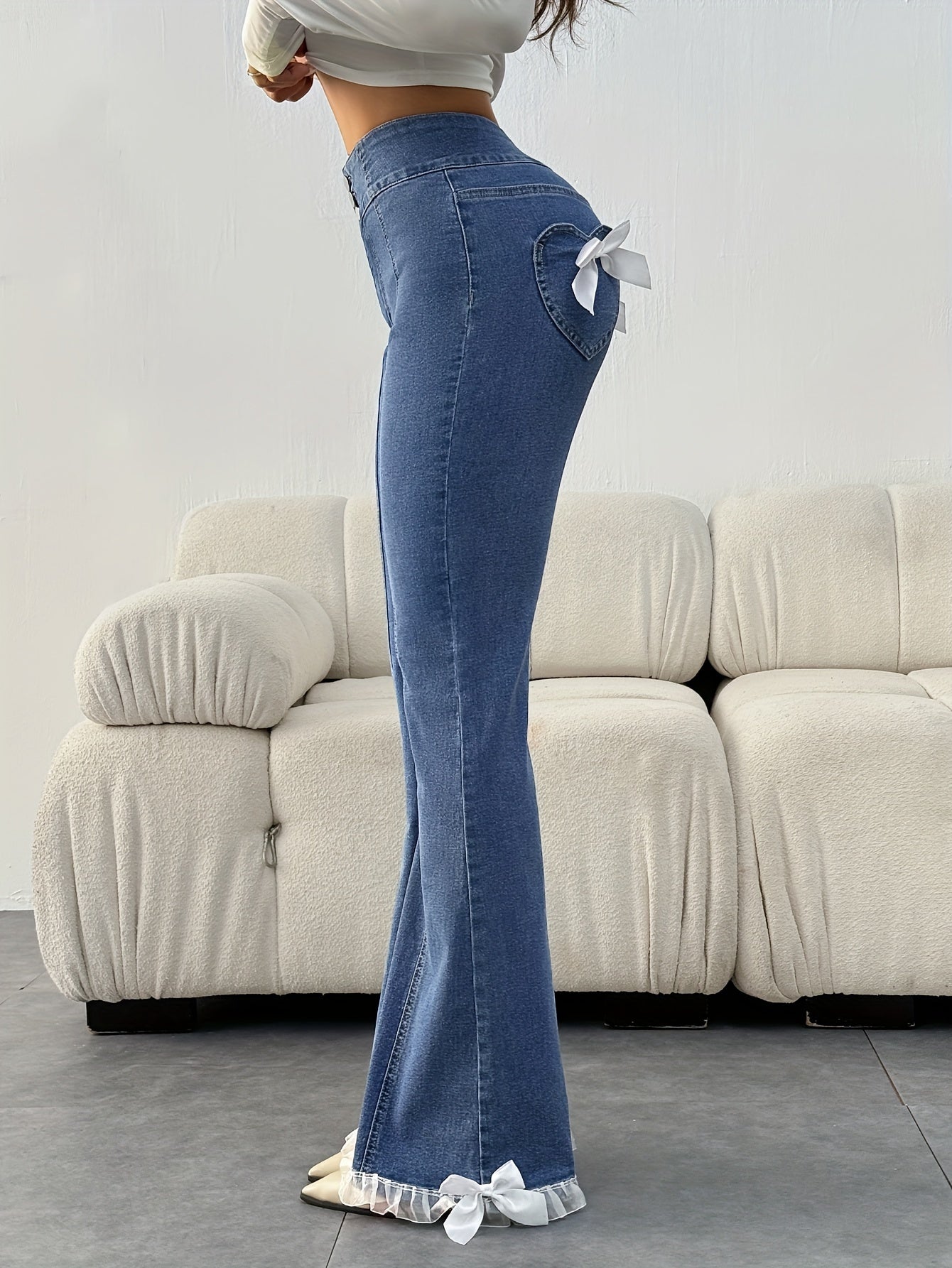 Beverley | Speelse Flared Jeans met Strikdetails