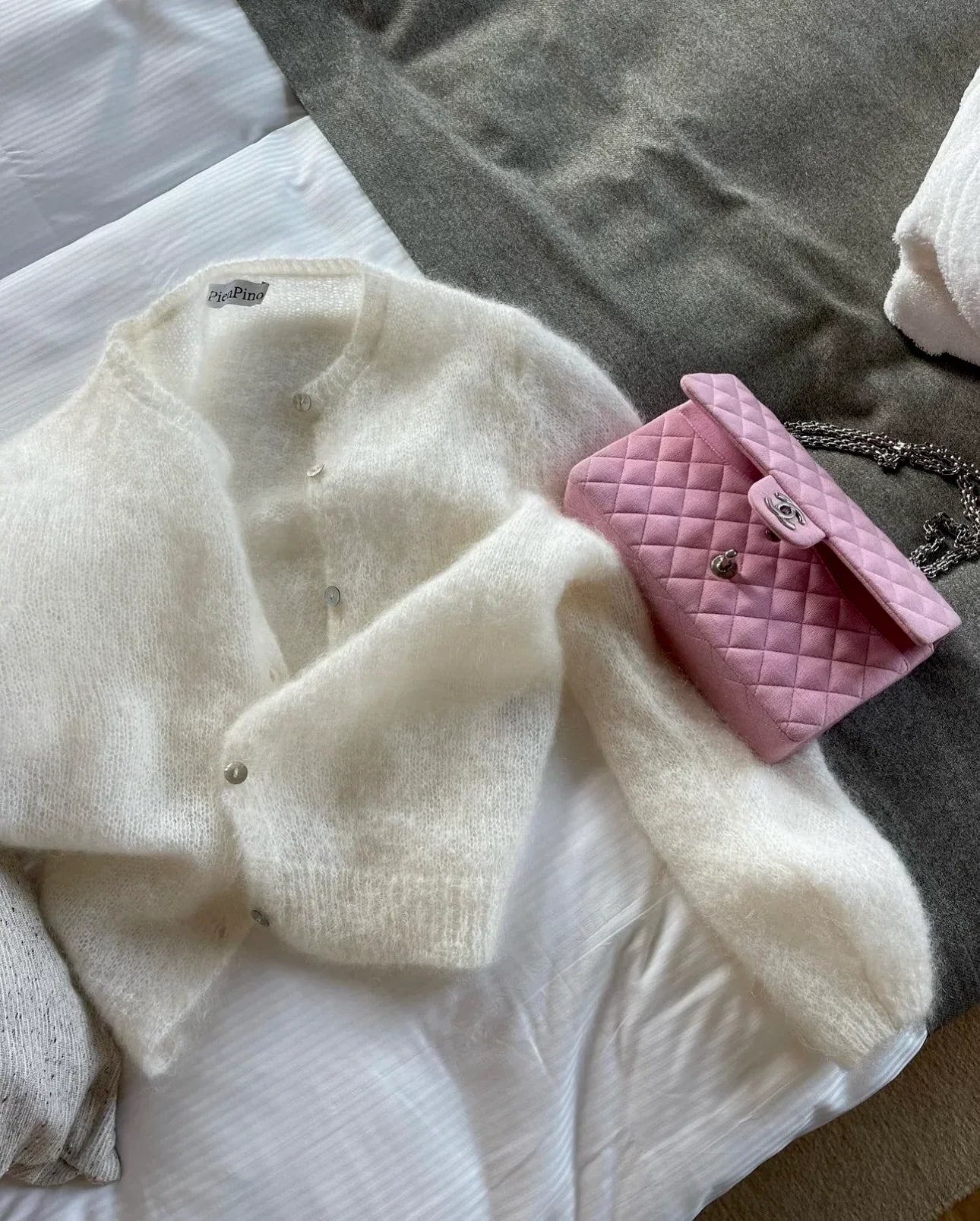 Lisetta | Fluffy Knit Cardigan met Parelknoop Detail