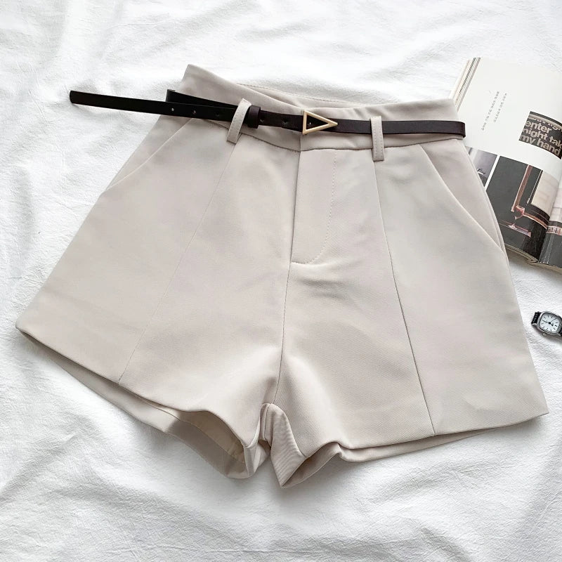 Short élégant pour femme avec taille haute et coupe droite