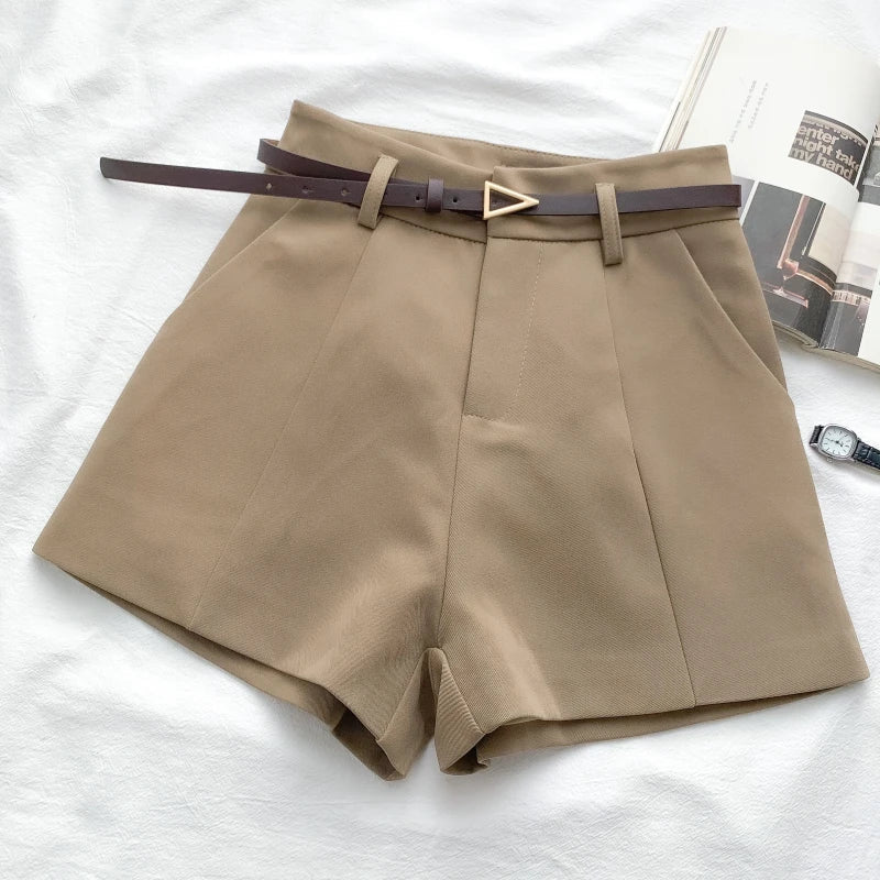 Short élégant pour femme avec taille haute et coupe droite