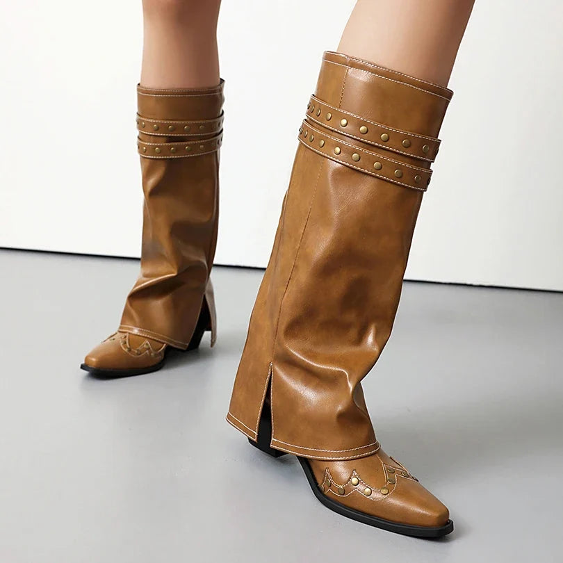 camelkleurige western knielaarzen met dubbele gesp en studs, gedragen