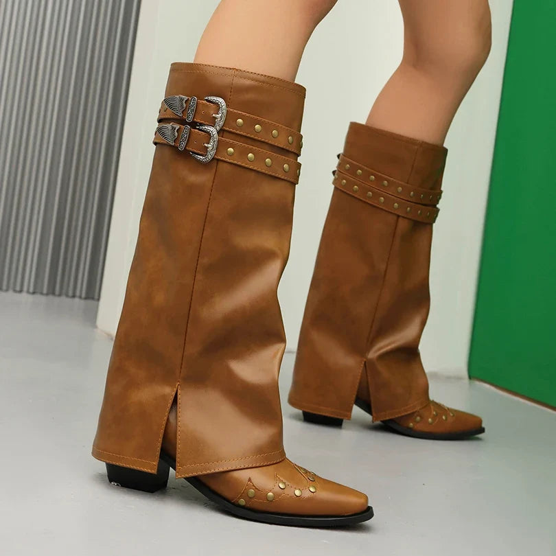 cognac cowboylaarzen met split in de schacht en metalen buckles – zittende outfitfoto
