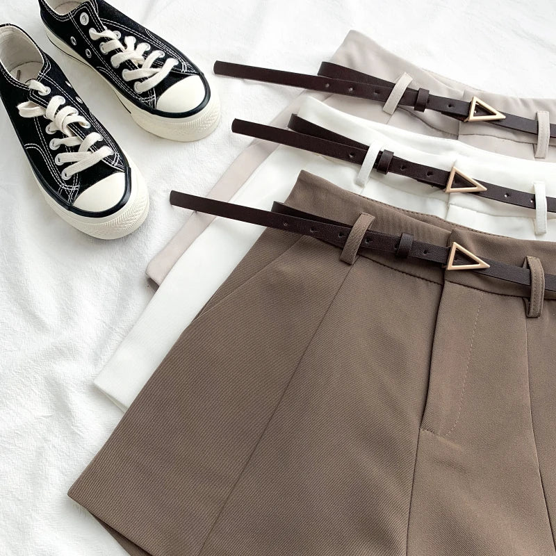Short élégant pour femme avec taille haute et coupe droite