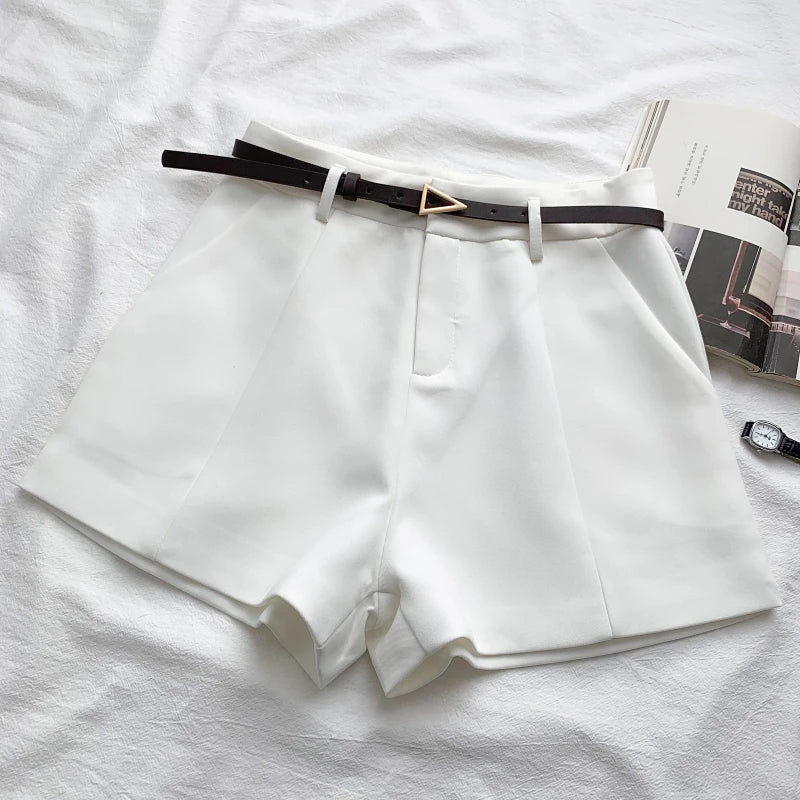 Short élégant pour femme avec taille haute et coupe droite