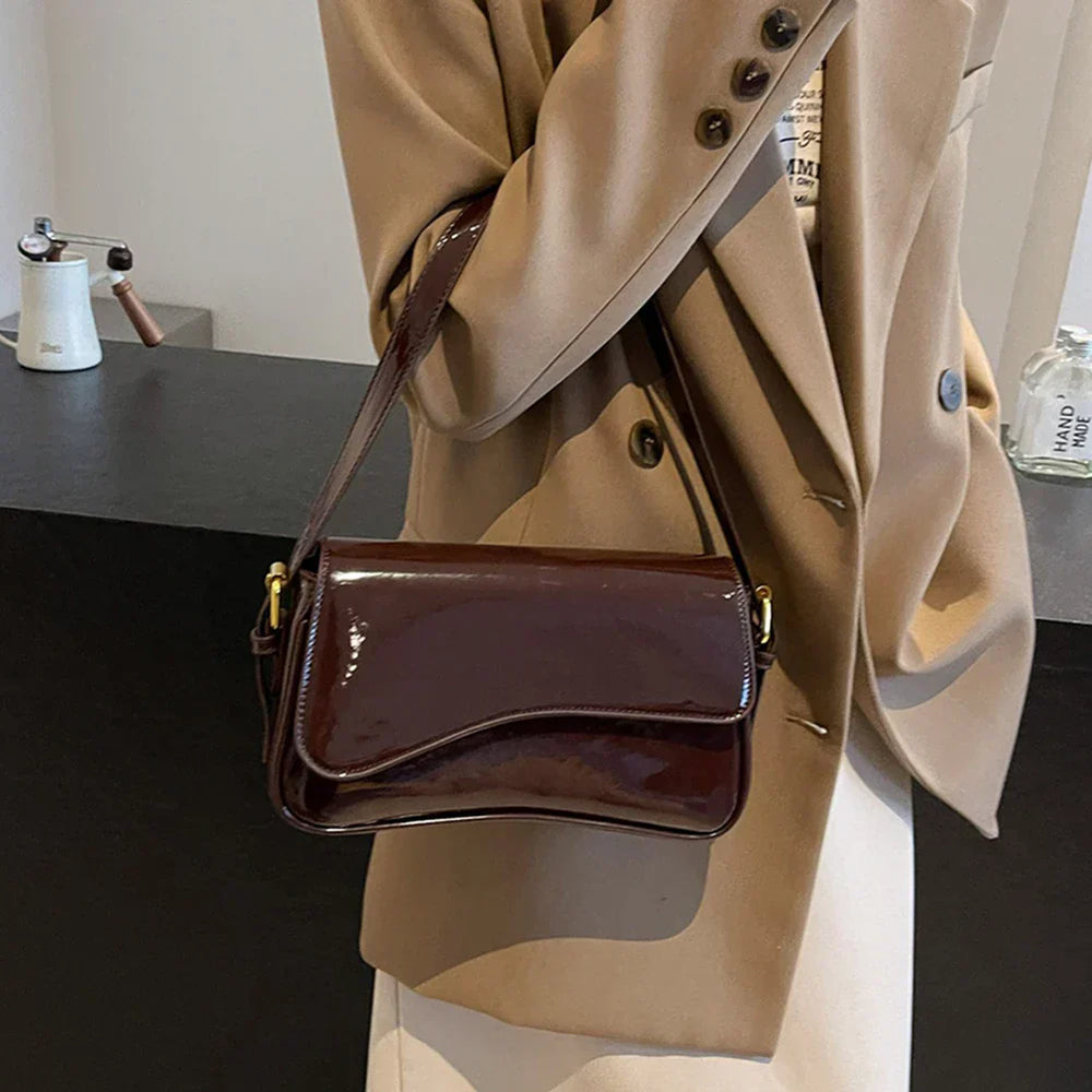 Tira | Sac épaule brillant avec design ondulé