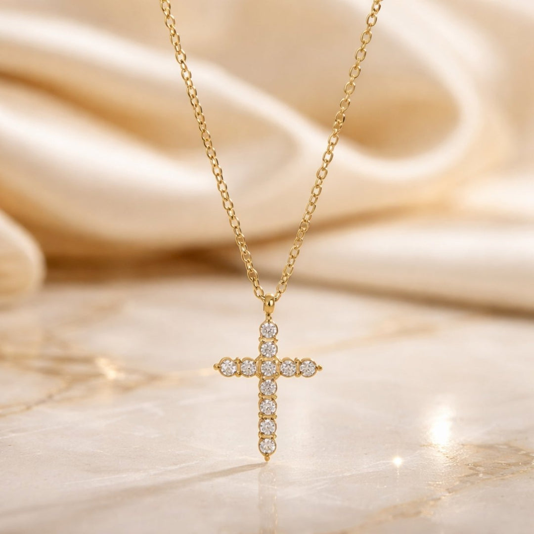 Luksusowy naszyjnik damski z krzyżem i detalami z cyrkonii