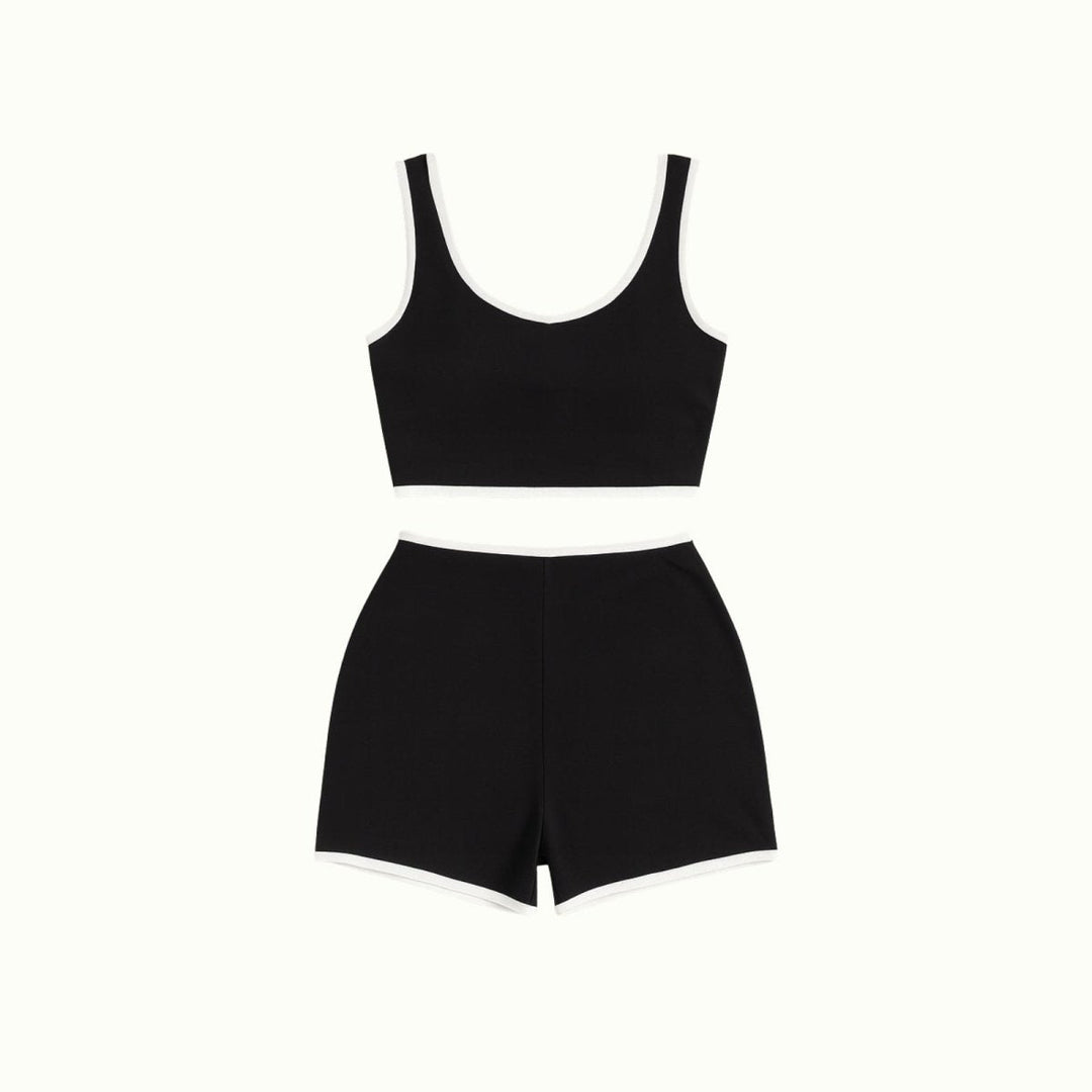 Sportowy czarny damski komplet z crop topem i szortami