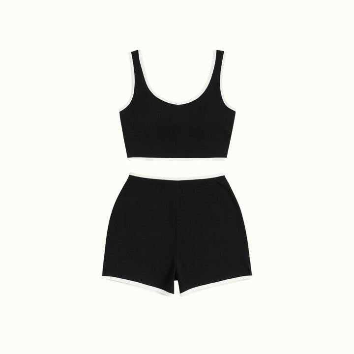 Sportowy czarny damski komplet z crop topem i szortami
