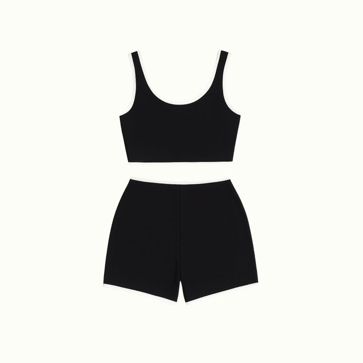Sportowy czarny damski komplet z crop topem i szortami
