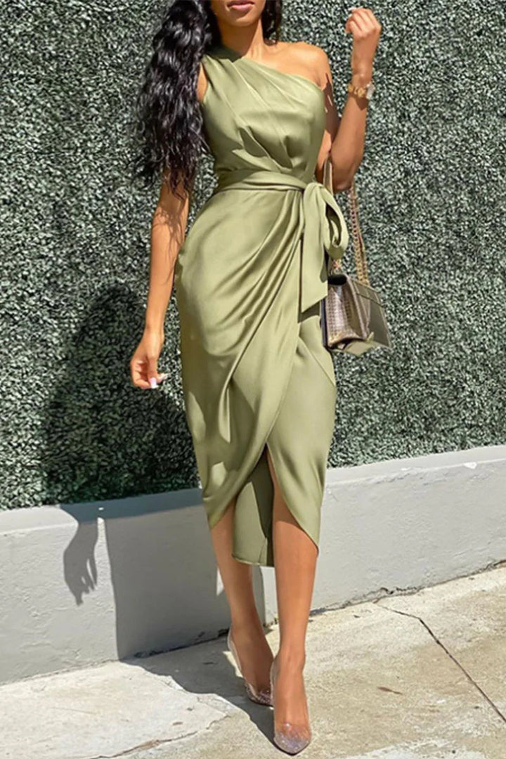 Xess | Satynowa suknia wieczorowa maxi na jedno ramię