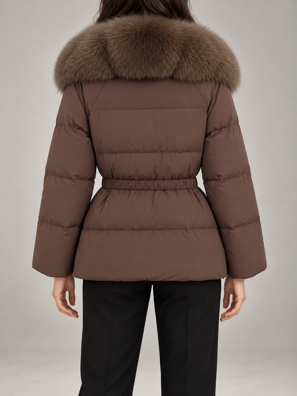 Manteau hivernal à capuchon en fausse fourrure, détail du capuchon