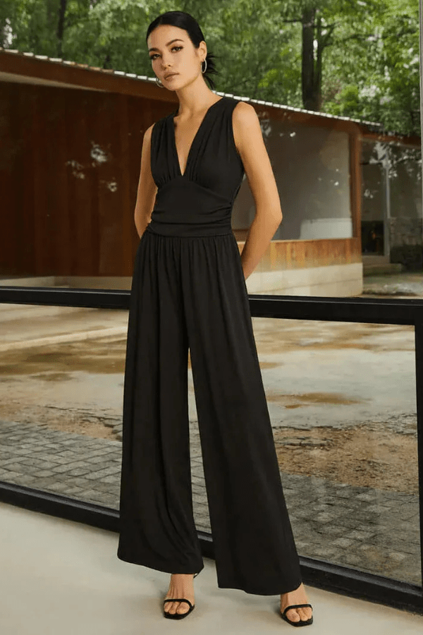 Elegancki damski kombinezon z dekoltem w serek i szerokimi nogawkami