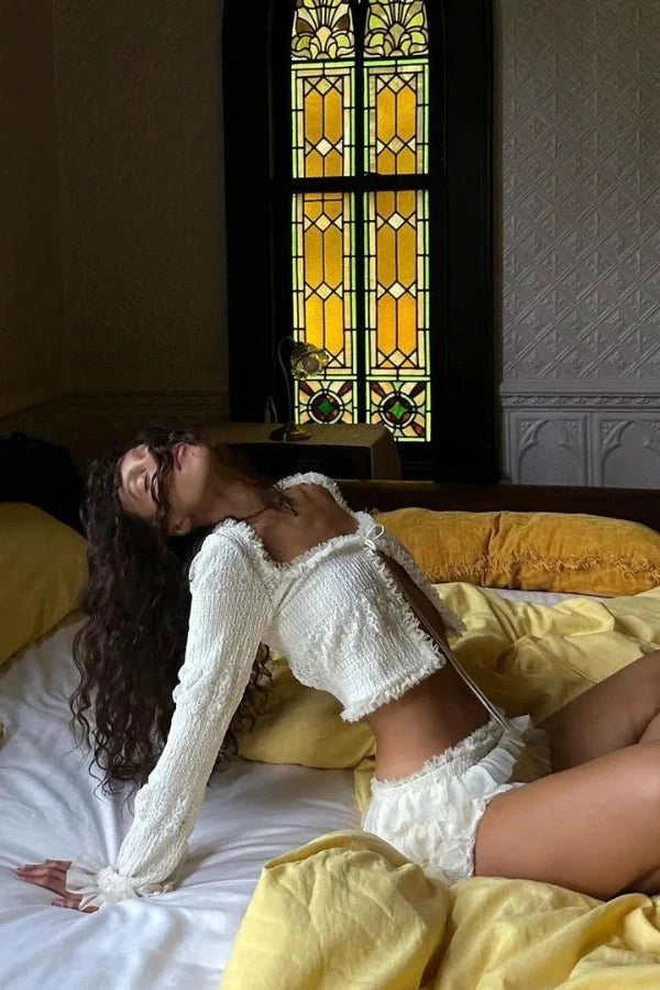 Ensemble coordonné élégant blanc pour femmes avec haut à volants et mini-jupe