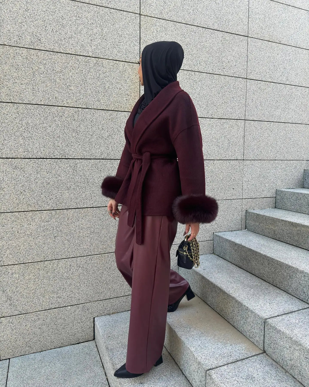 Manteau en mélange de laine de luxe pour femmes avec ceinture et manches en fausse fourrure