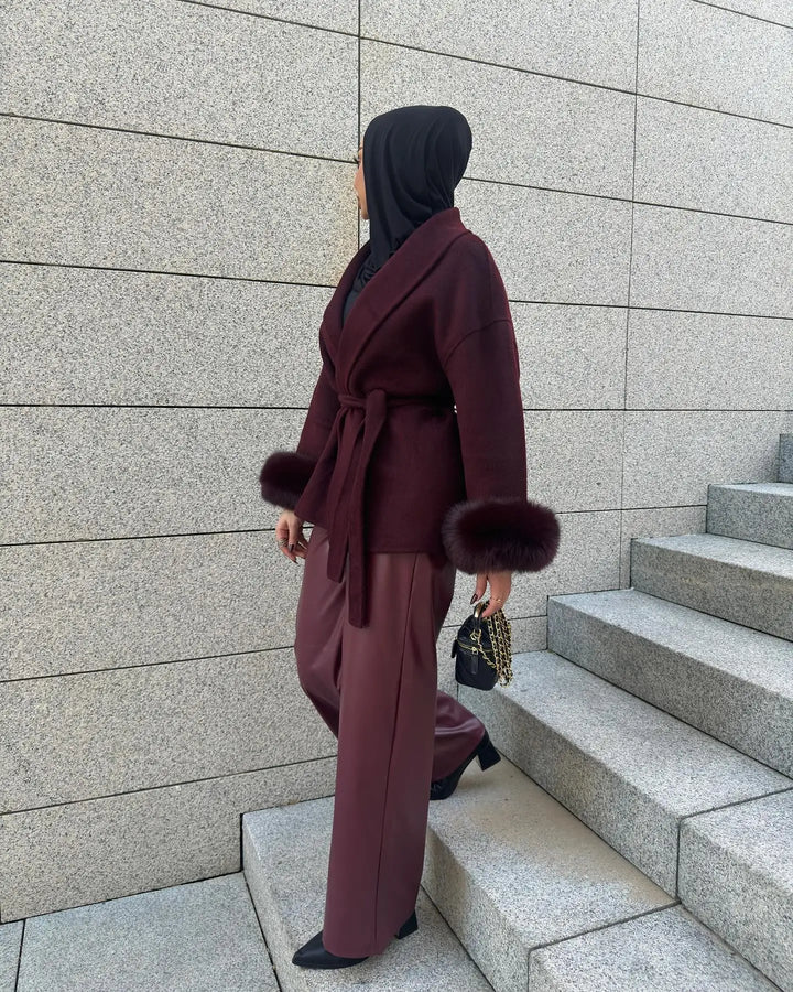 Manteau en mélange de laine de luxe pour femmes avec ceinture et manches en fausse fourrure