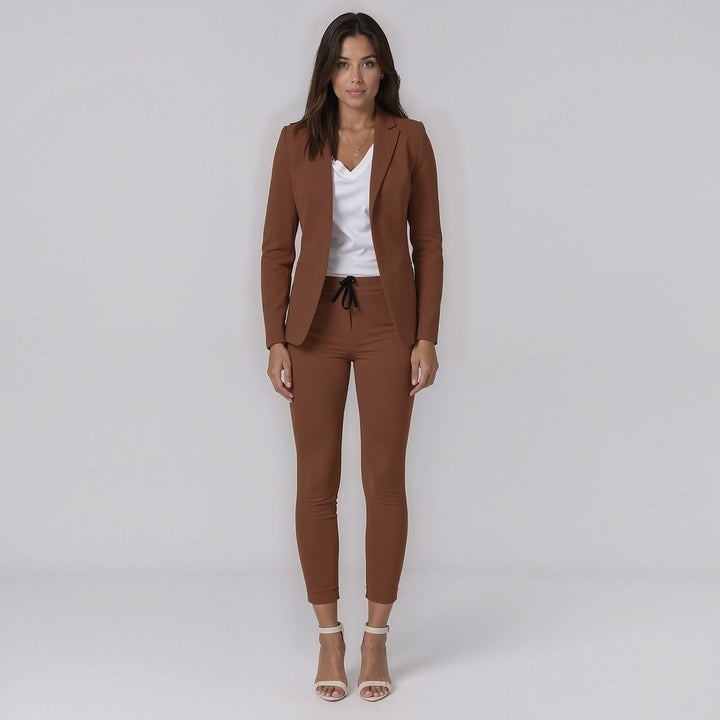 Stylowy dwuczęściowy damski komplet marynarka i spodnie slim fit
