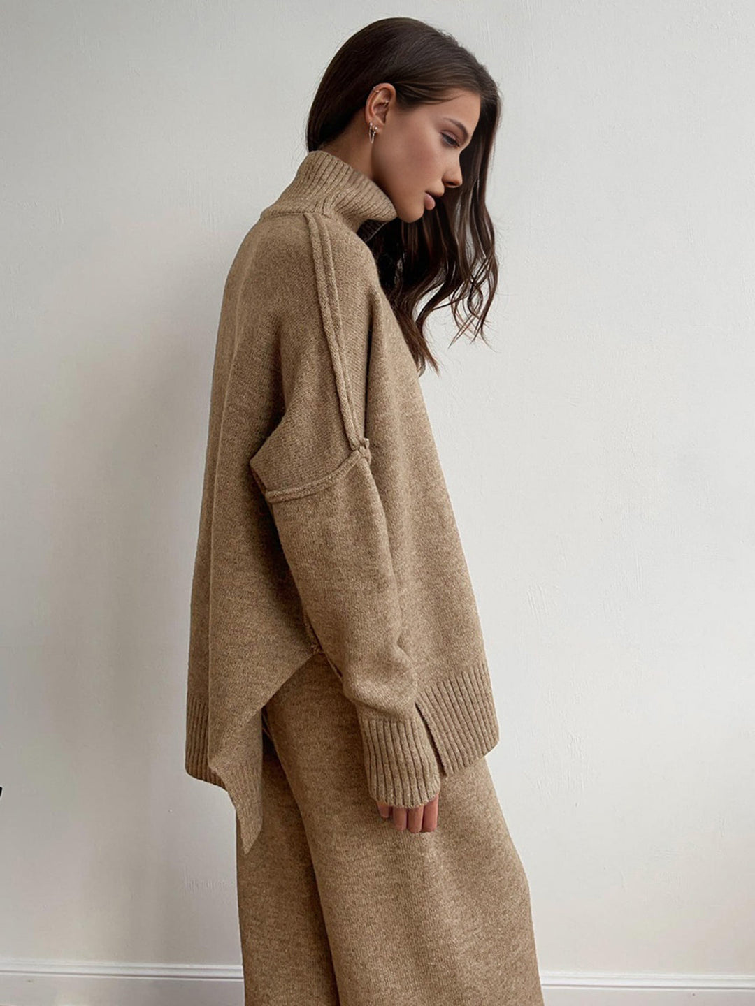 Comfortable Elegant Women's Set with Soft Knitted Finish