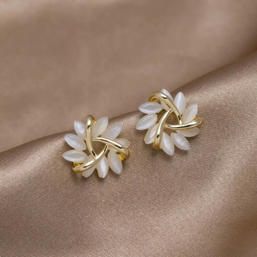 Elegante en Prachtige Ronde Opaal Bloemoorbellen in goud