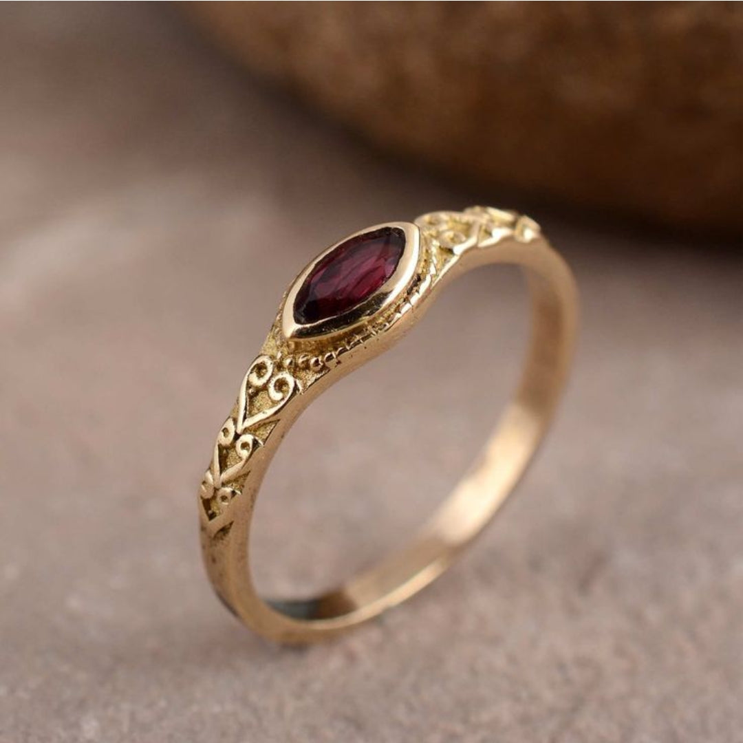 Vintage Gouden Ring met Rode Kristal