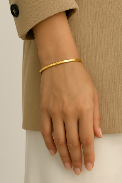 Margrit | Minimalistische Gehamerde Bangle Armband