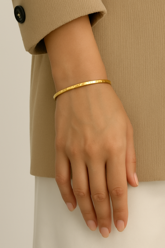Margrit | Minimalistische Gehamerde Bangle Armband