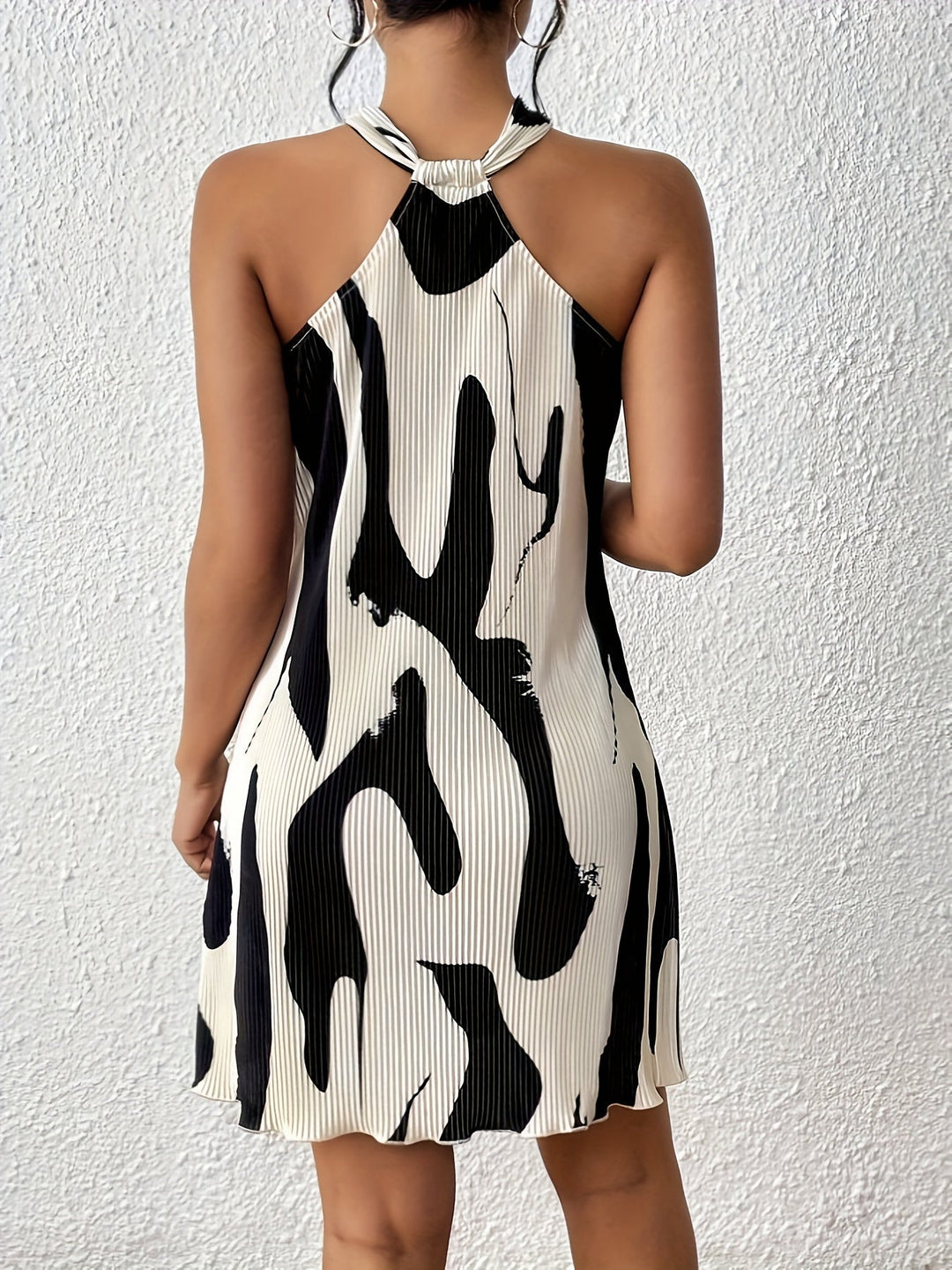 Callie | Plisowana mini sukienka z dekoltem halter i wzorem