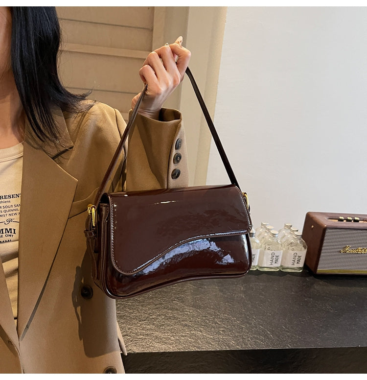 Tira | Glanzende Schoudertas met Golvend Design