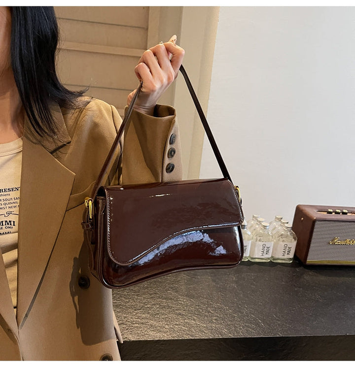 Tira | Glanzende Schoudertas met Golvend Design