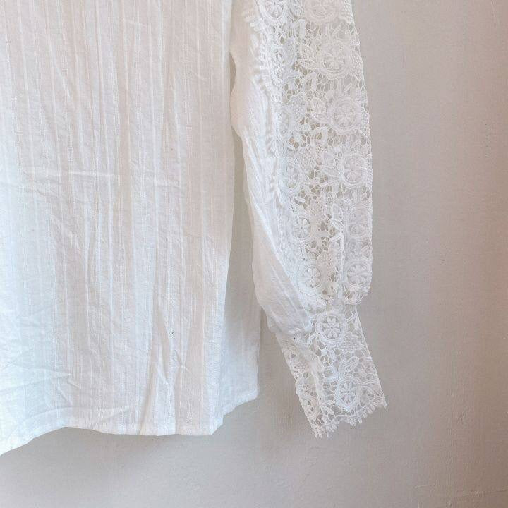 Tonja | Vintage Kantblouse met Parelknopen