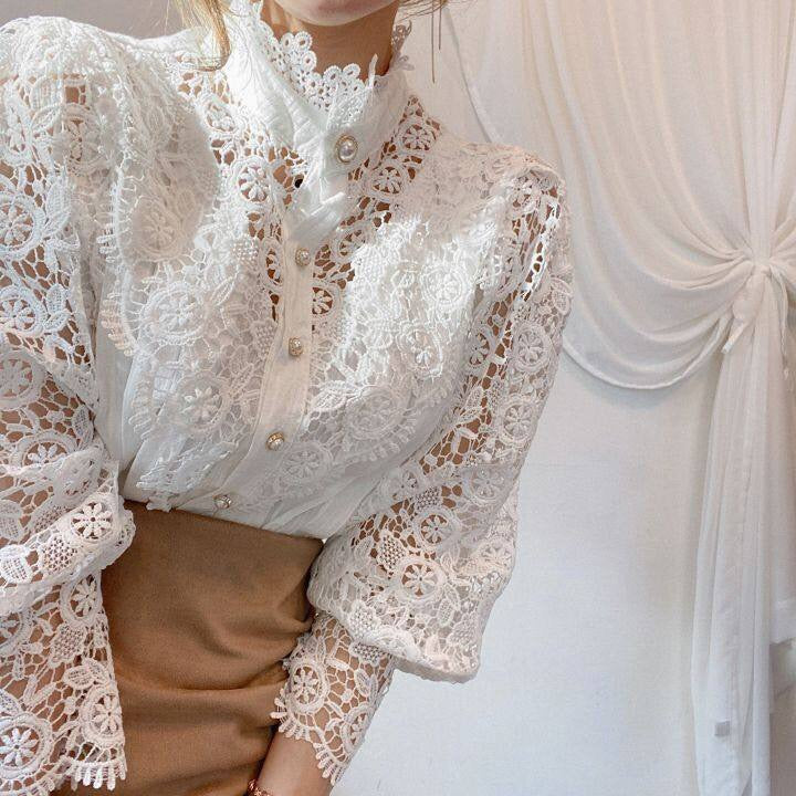 Tonja | Vintage Kantblouse met Parelknopen