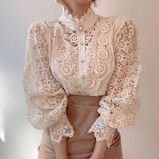 Tonja | Vintage Kantblouse met Parelknopen