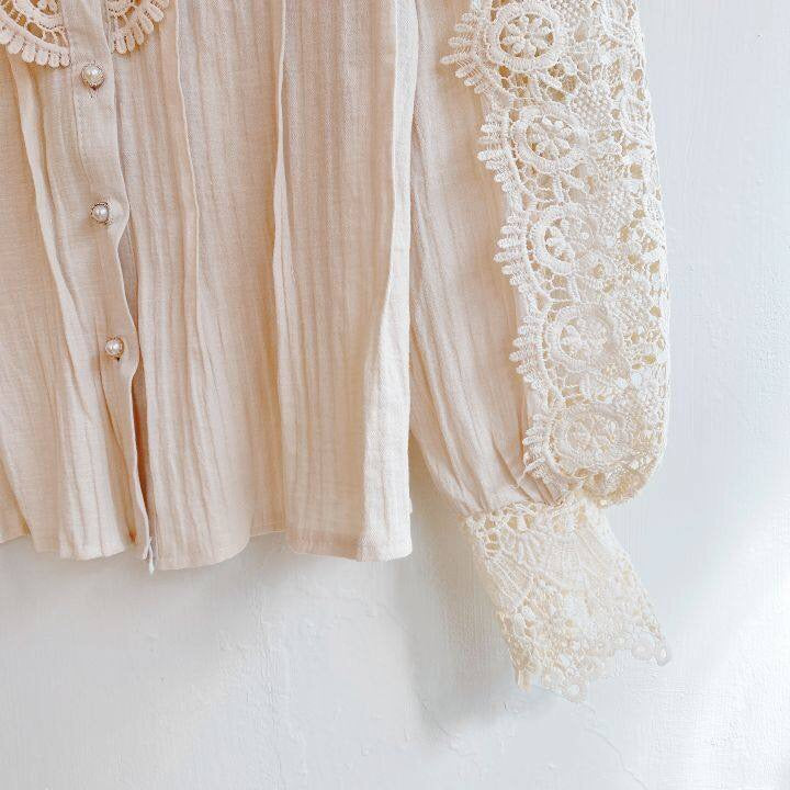 Tonja | Vintage Kantblouse met Parelknopen