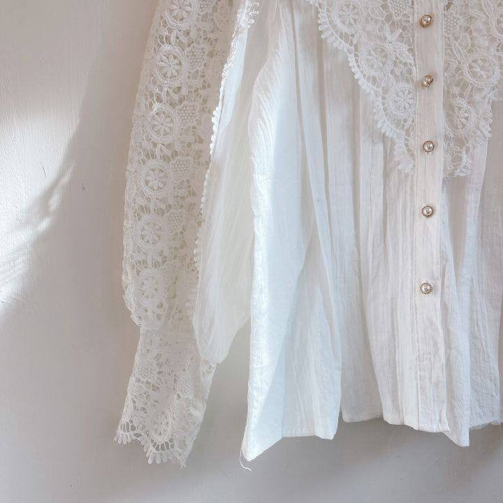 Tonja | Vintage Kantblouse met Parelknopen