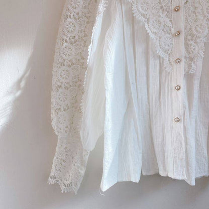 Tonja | Vintage Kantblouse met Parelknopen