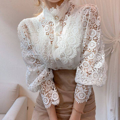 Tonja | Vintage Kantblouse met Parelknopen