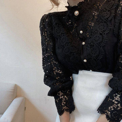 Tonja | Vintage Kantblouse met Parelknopen