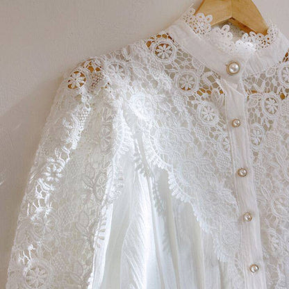 Tonja | Vintage Kantblouse met Parelknopen