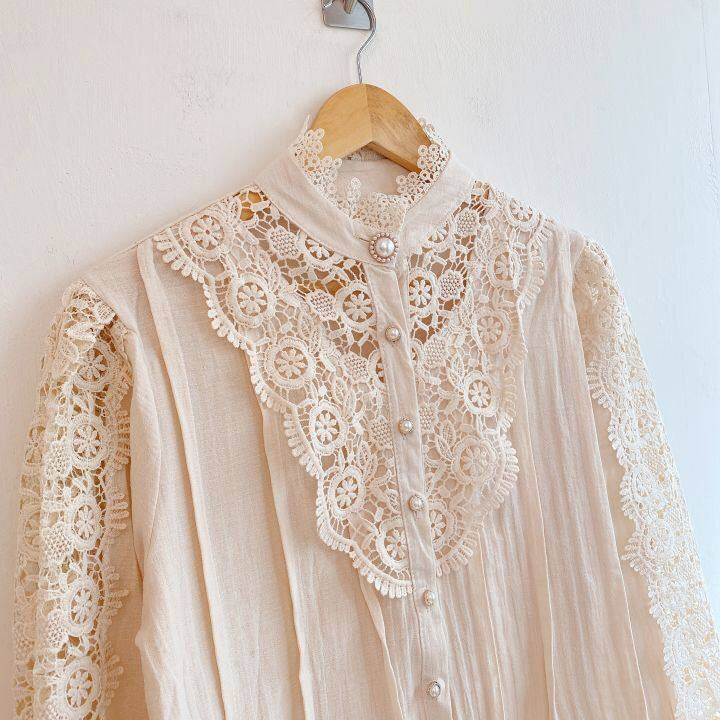 Tonja | Vintage Kantblouse met Parelknopen
