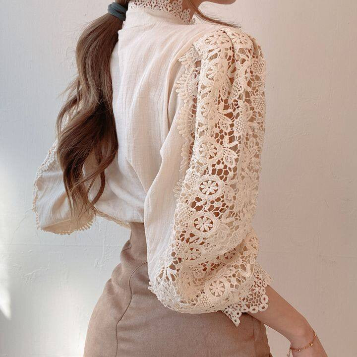Tonja | Vintage Kantblouse met Parelknopen