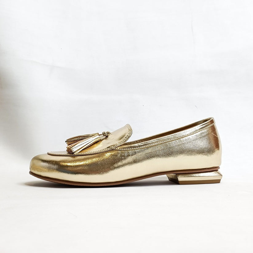 Mocassins dorés de luxe pour femmes avec pompons et semelle plate