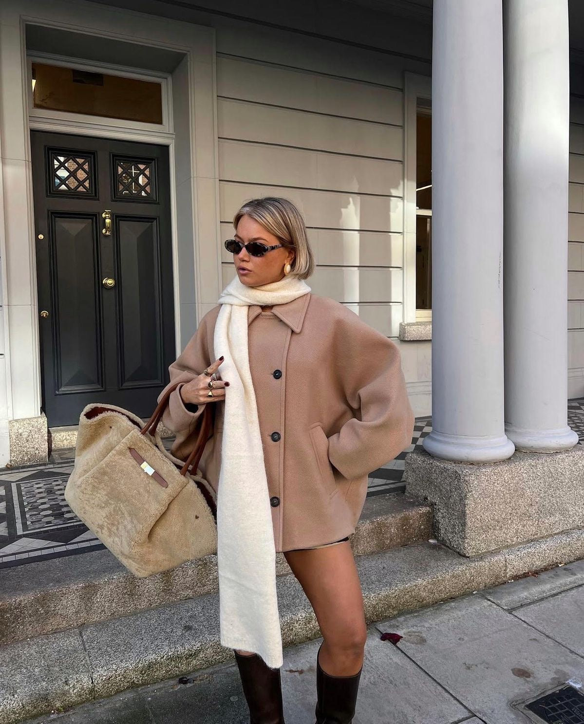 Chique elegante dames jas met korte getailleerde pasvorm