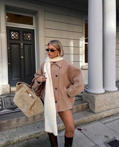 Chique elegante dames jas met korte getailleerde pasvorm