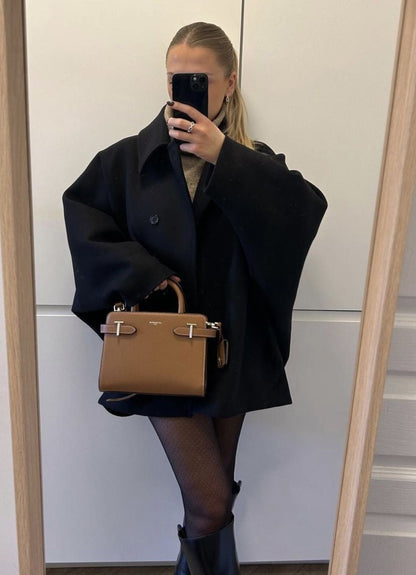 Chique elegante dames jas met korte getailleerde pasvorm