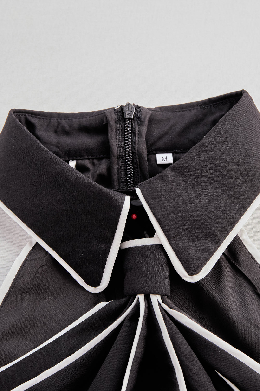 Top halter tendance pour femmes avec col et détail à nouer