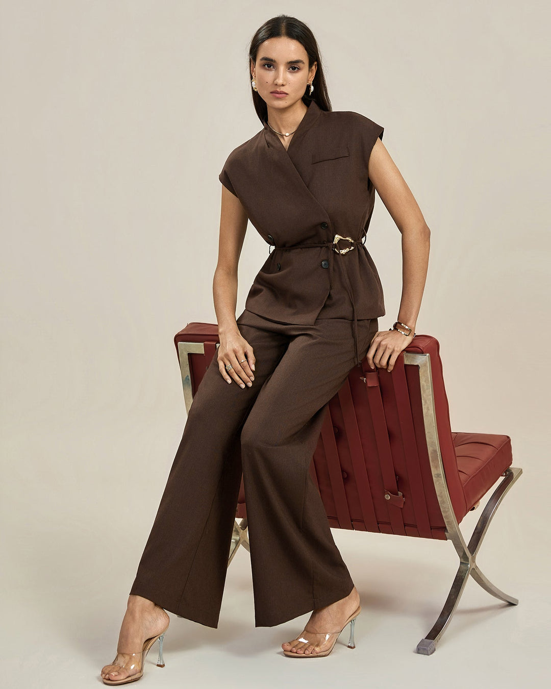 Pantalon marron élégant pour femmes avec taille haute et fermeture à boutons
