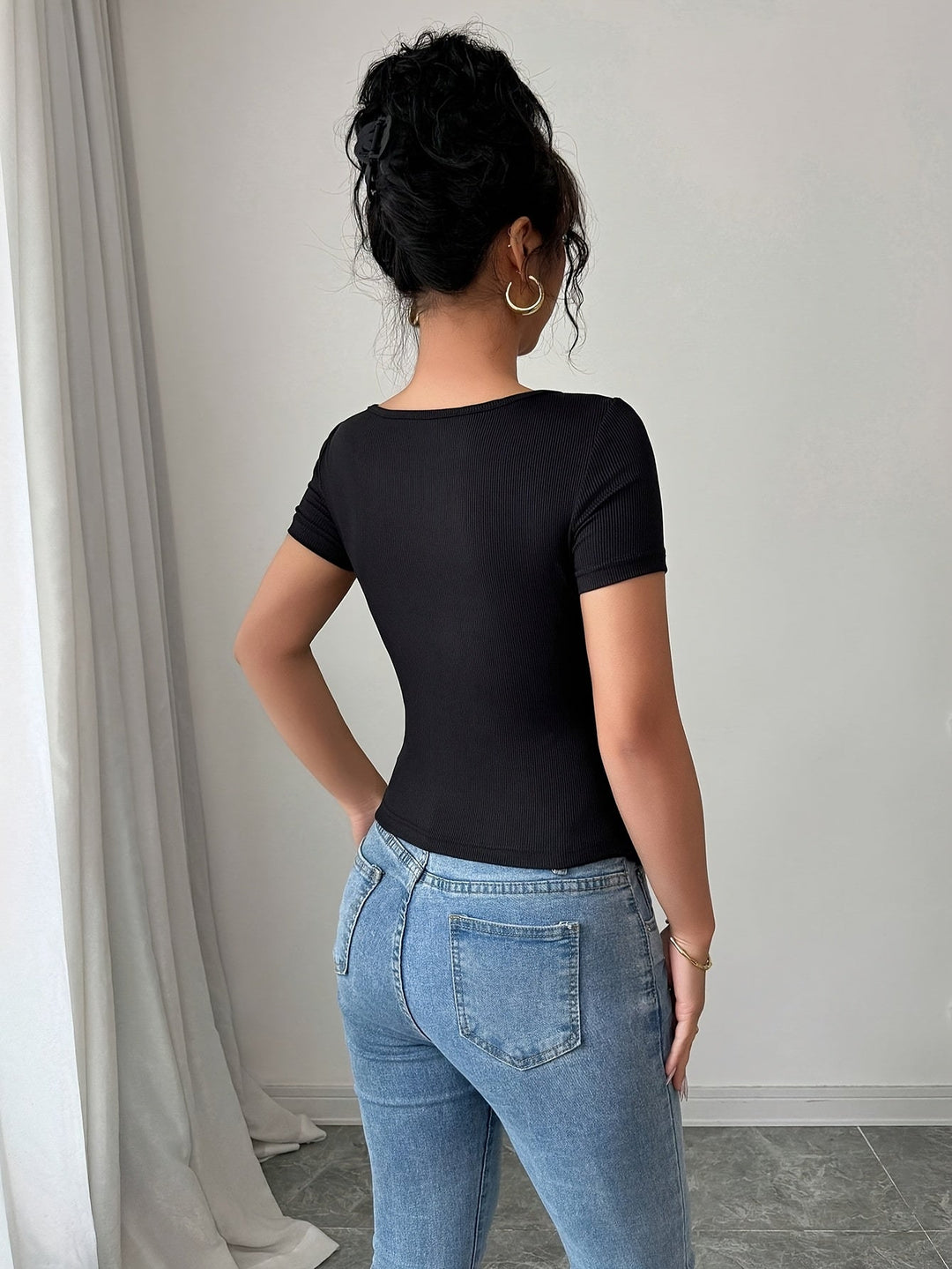 Briyana | Elegante Top met 3D Bloemaccent