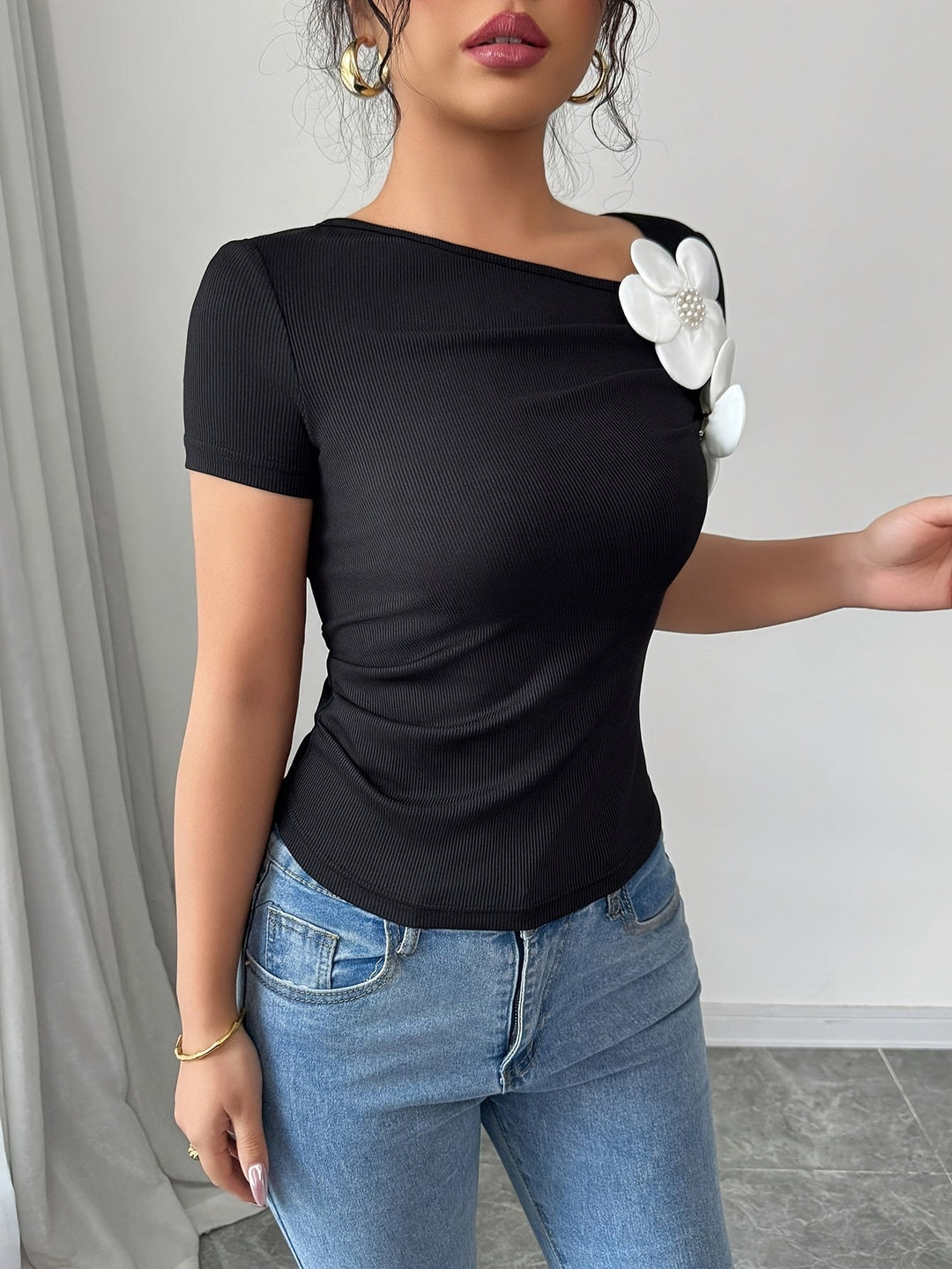Briyana | Elegante Top met 3D Bloemaccent
