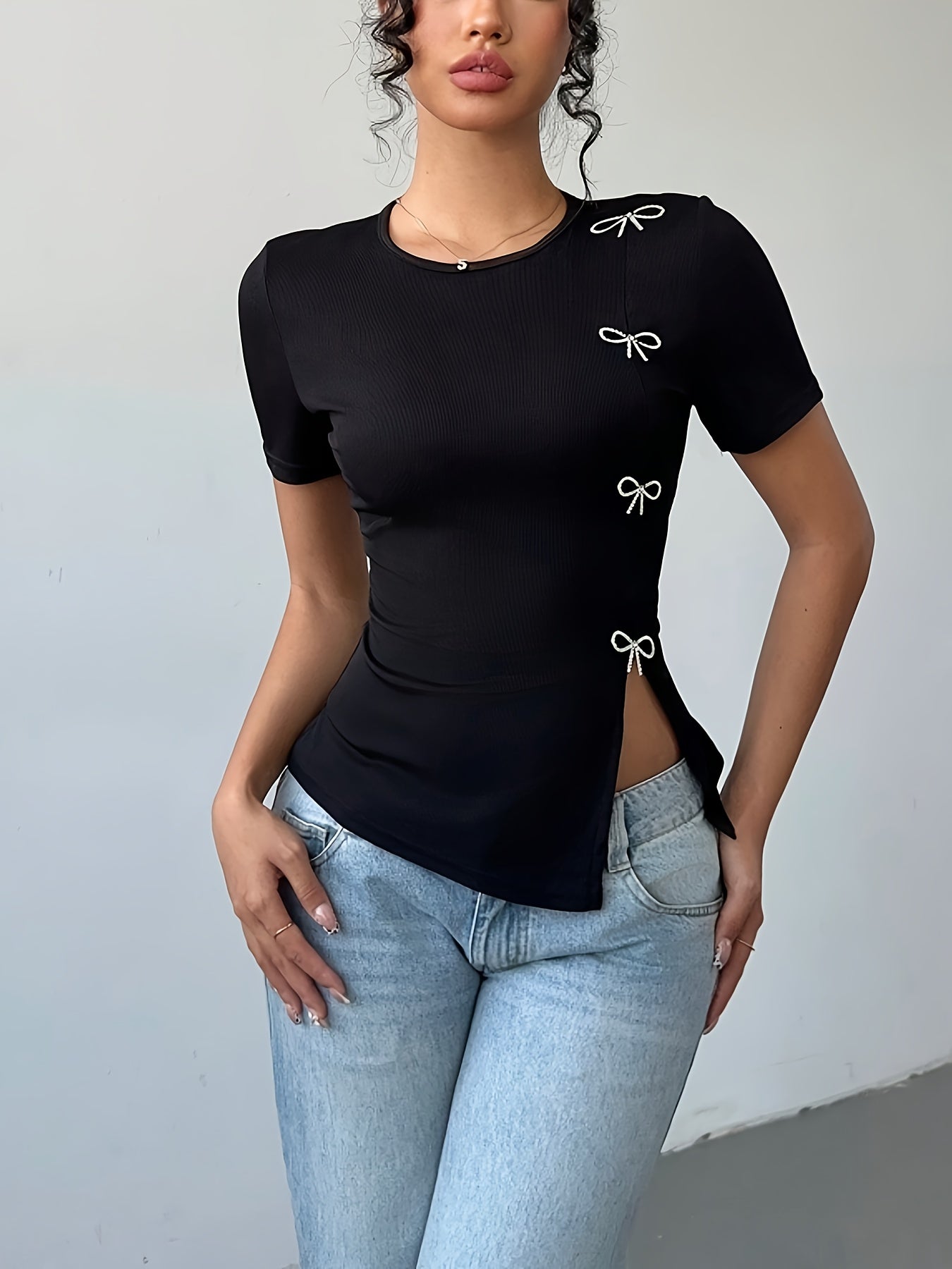 Cyndi | Asymmetrische Top met Strikdetails en Zijsplit